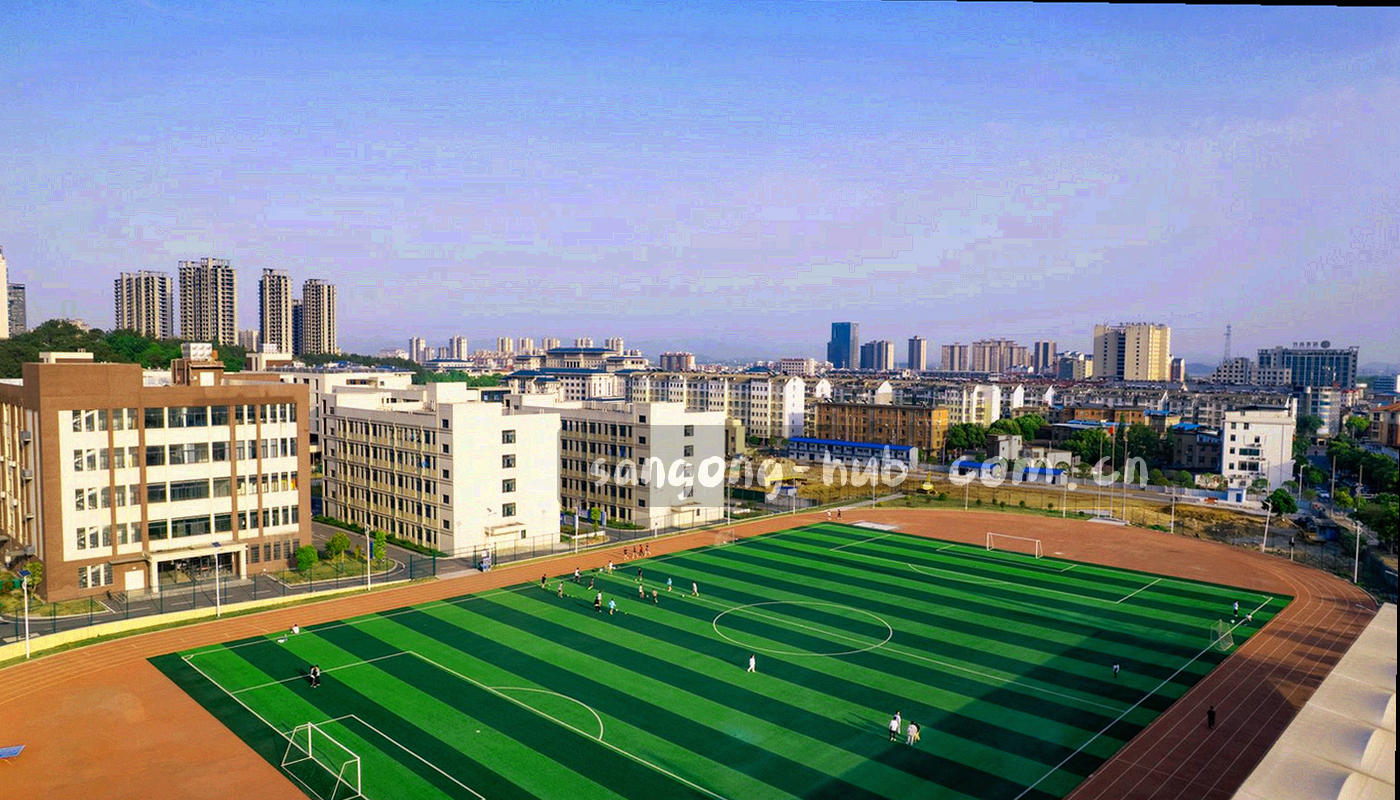 俯拍的调度工位桌面，多块屏幕显示排班表与工单列表